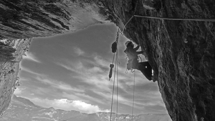 Monte Cimo, Scoglio dei Ciclopi, Val d’Adige, Rolando Larcher, Luca Giupponi - Luca Giupponi in apertura sul quinto tiro di 'Big Roof' allo Scoglio dei Ciclopi del Monte Cimo in Val d’Adige (Rolando Larcher, Luca Giupponi)