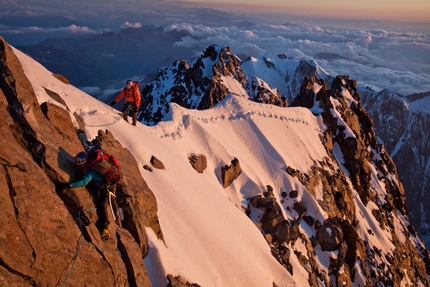 Mont Blanc - La Classica Moderna, the summit ridge at sunset. Hervé Barmasse, Iker Pou, Eneko Pou