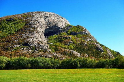Magnus Midtbø and the Hanshellern crag in Flatanger, Norway