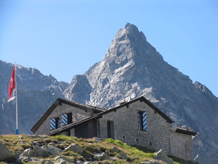 Passo Casnile sud, Valle dell'Albigna - Passo Casnile sud: Il rifugio e la punta Albigna.