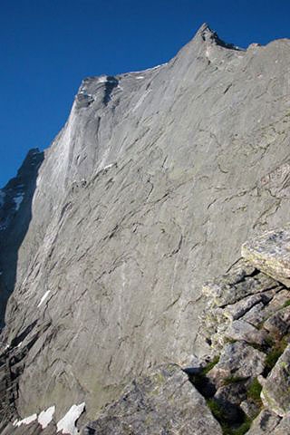 Passo Cacciabella, Vall dell'Albigna - Al rifugio Sciora attraverso il passo di Cacciabella: la liscia muraglia del Badile.